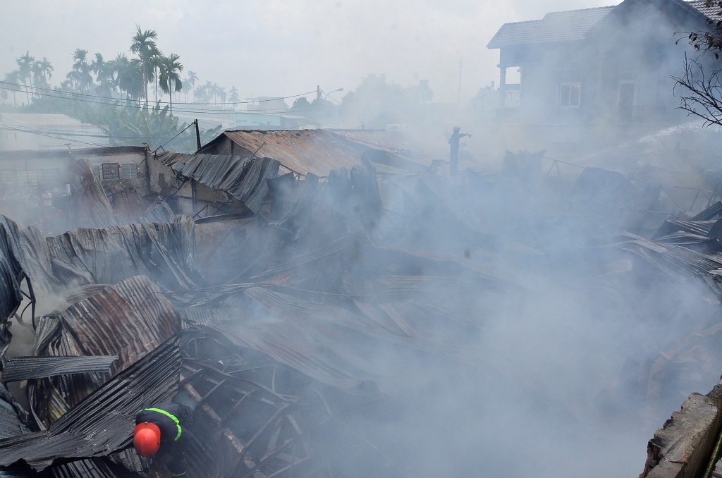 Toàn bộ nhà xưởng bị đổ sập