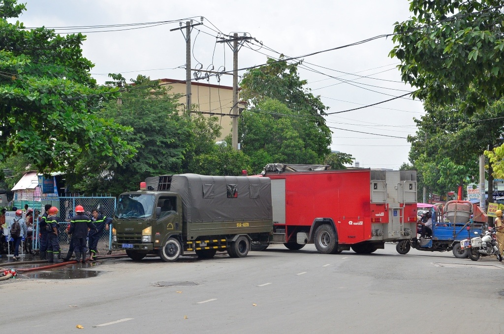 Đường Nguyễn Ảnh Thủ bị phong tỏa để lính cứu hỏa làm nhiệm vụ