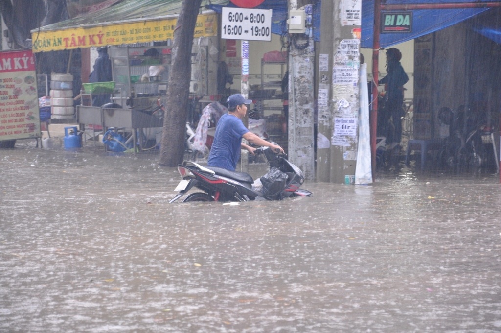 
Nhiều tuyến đường khác cũng bị ngập đến nửa xe máy
