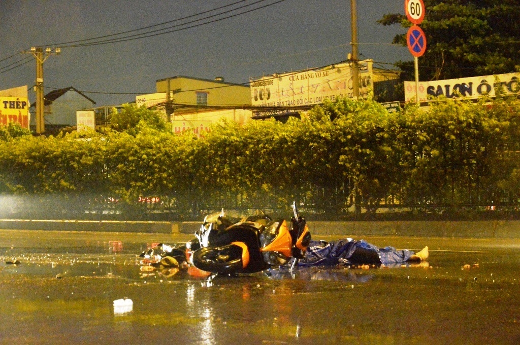 Chiếc xe máy của 2 nạn nhân nằm trong làn đường ô tô