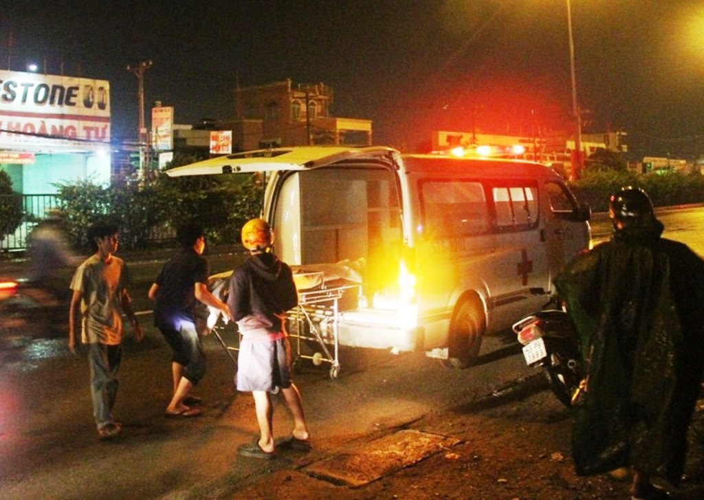 Thể 2 nạn nhân được chuyển về nhà xác để khám nghiệm tử thi