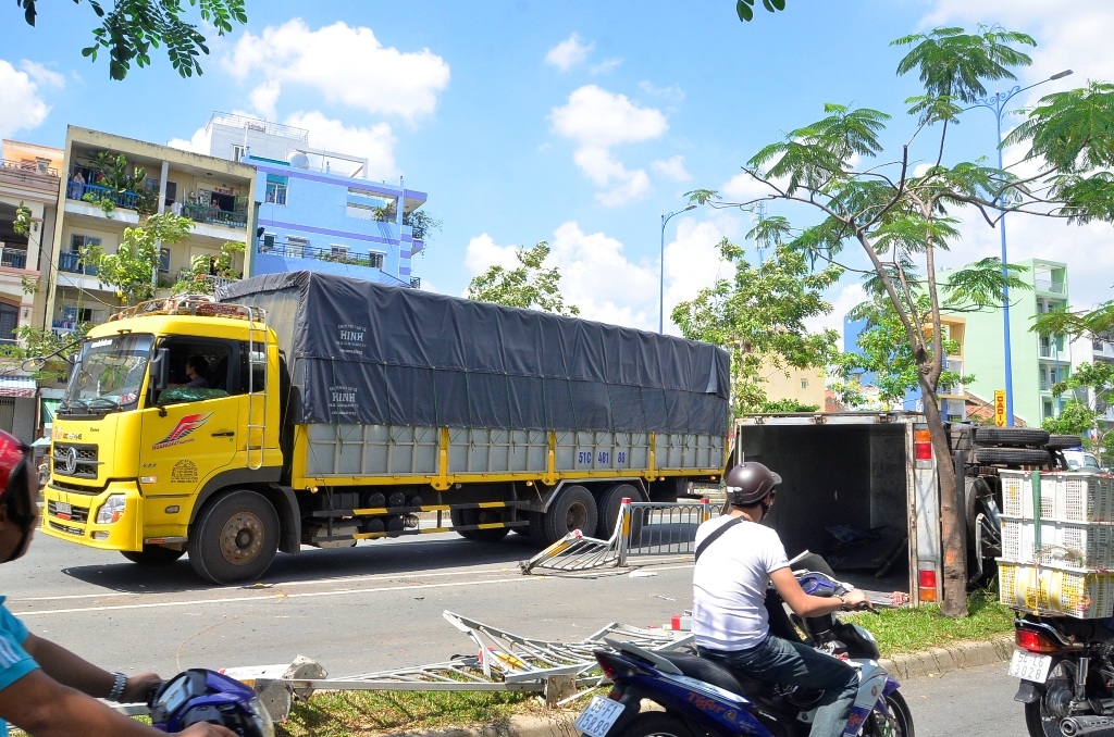 Một xe tải khác được điều đến bốc dỡ số hàng hóa trên xe đi