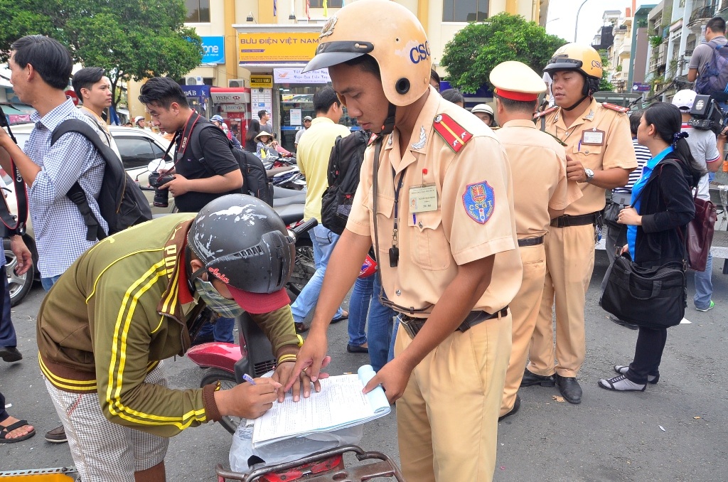 Người vi phạm ký vào biên bản