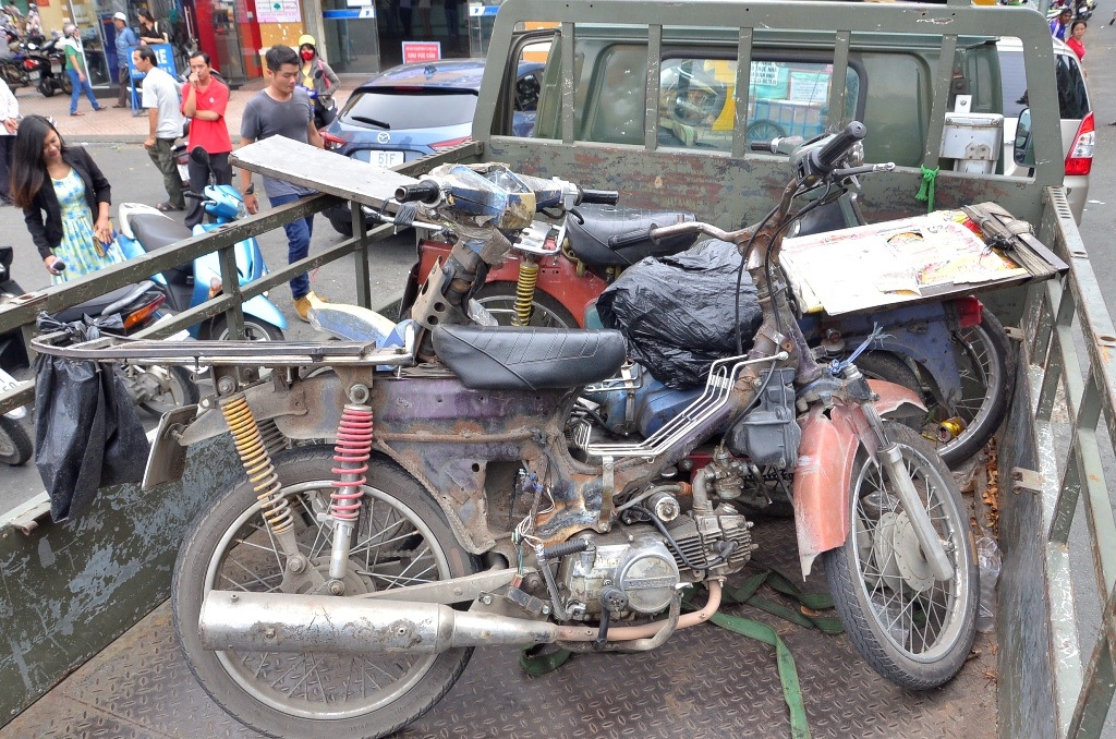 Các xe không có giấy đăng ký, hoặc giấy đăng ký không đúng với số khung số máy sẽ được đưa về trụ sở để chờ xác minh, xử lý