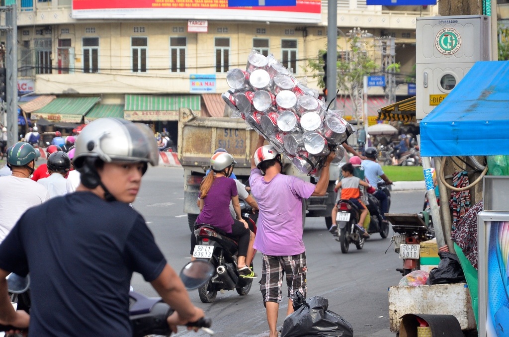 Một trường hợp bị giữ xe phải cõng hàng đi bộ về