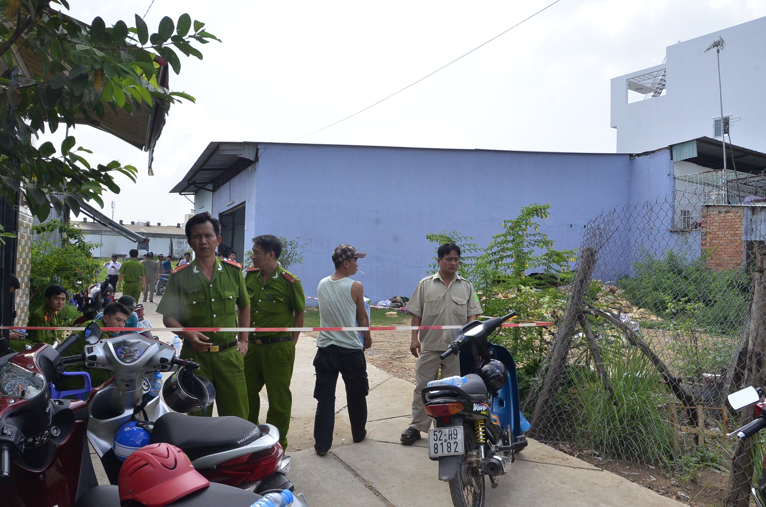 Nhà xưởng phía sau, nơi xảy ra vụ sập gác lửng