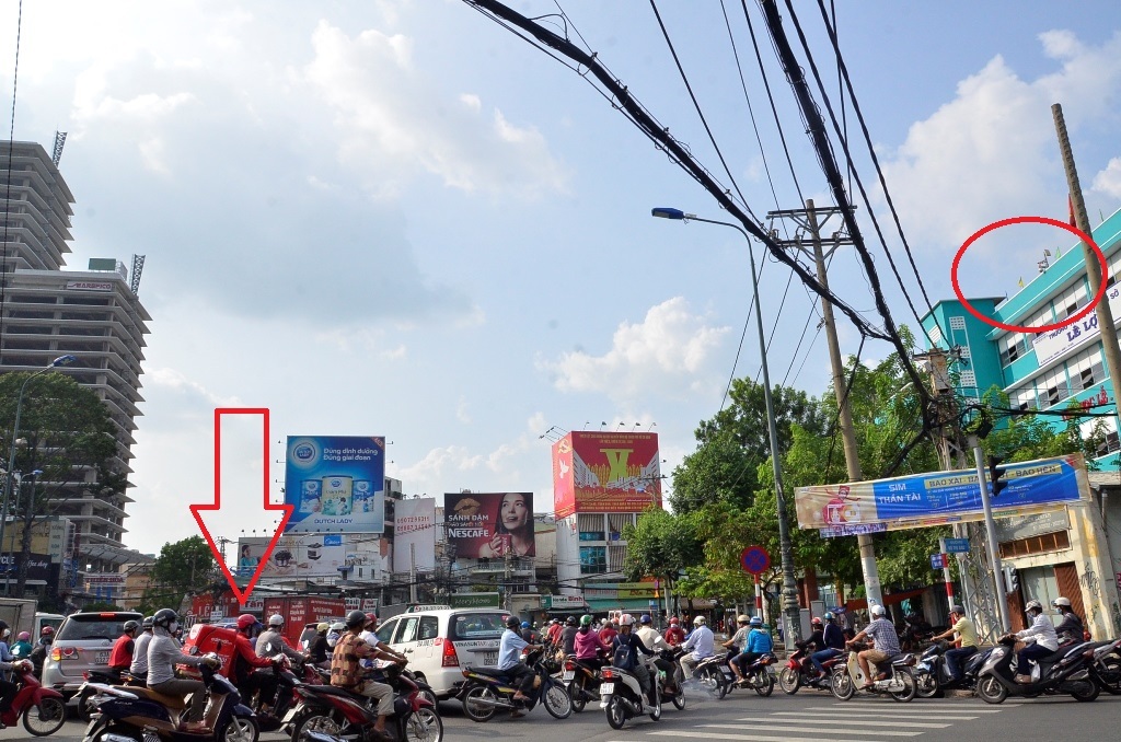 Mũi tên trong hình là nơi xảy ra vụ va chạm sau đó anh Quang bị đâm chết, vòng tròn đỏ bên phải là nơi lắp camera