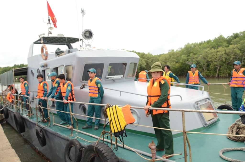 Tàu của Đồn Biên phòng Long Hòa lên đường tìm kiếm, cứu hộ trong một vụ tai nạn đường thủy