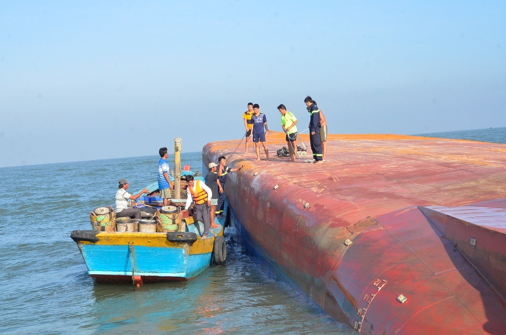 
Tuy nhiên do tàu Kiểm ngư 2899 lớn không thể cập mạn tàu Hoàng Phúc 18 nên phải sử dụng đến tàu cá của ngư dân để đưa nhóm cứu hộ sang

 
