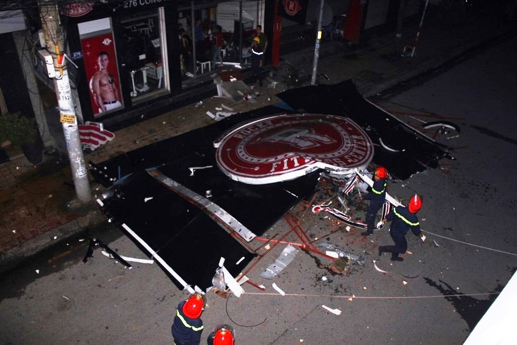 
Biển hiệu đã bị hạ gục.
