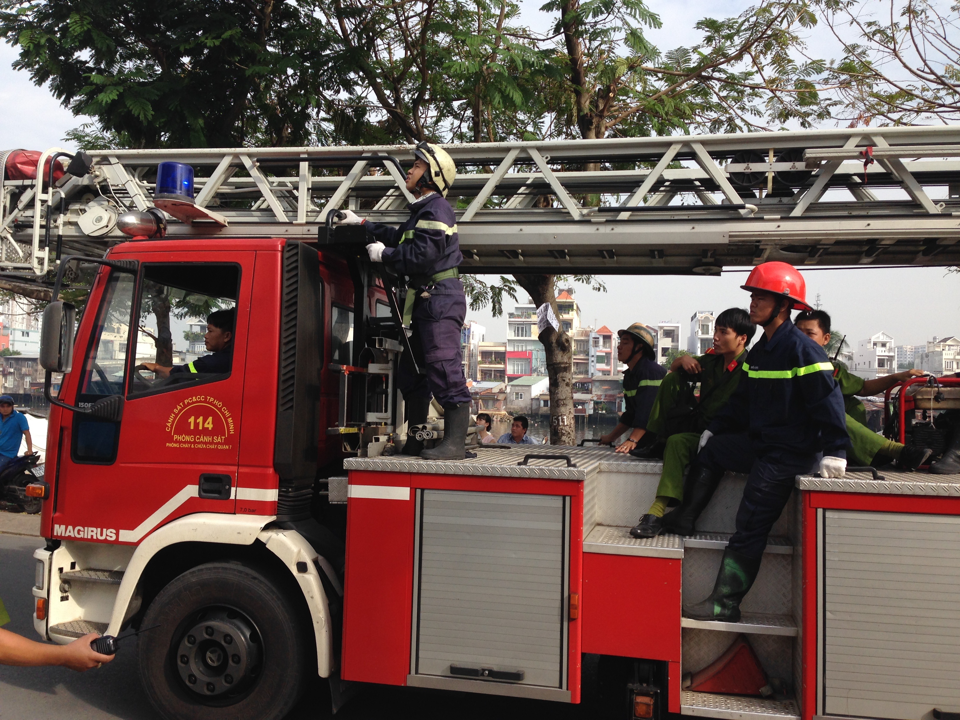 Xe thang được điều đến hiện trường thực hiện việc giải cứu