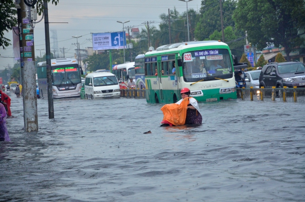 Nhiều điểm ngập đến yên xe máy