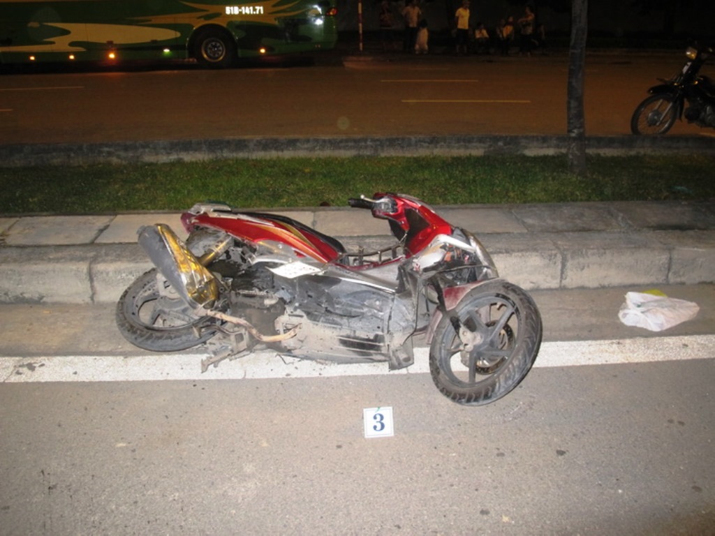 Truy tìm chiếc ô tô tông chết người đàn ông Đan Mạch rồi bỏ chạy - 2 Chiếc xe máy của nạn nhân tại hiện trường
