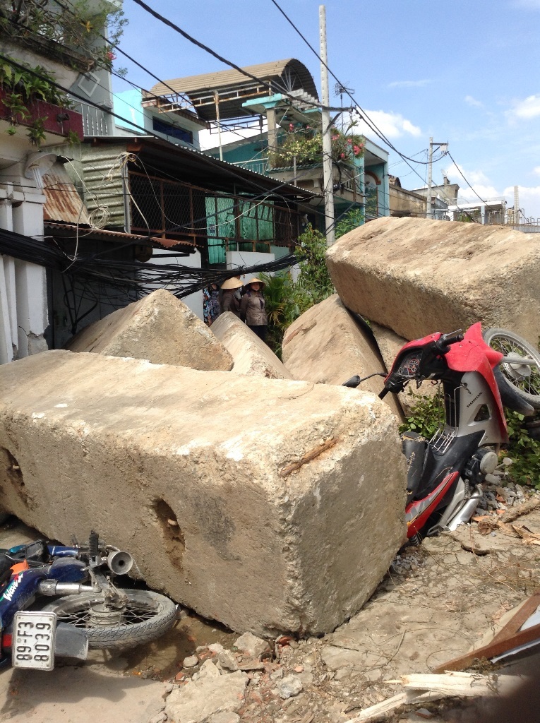 Hiện trường vụ sập cả chục khối bê tông