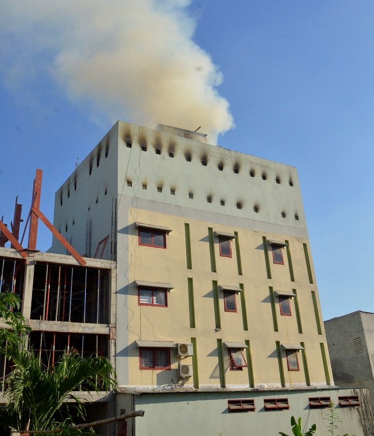 Khói bốc lên nghi ngút từ tầng 4 của chi nhánh công ty Thái Trường An