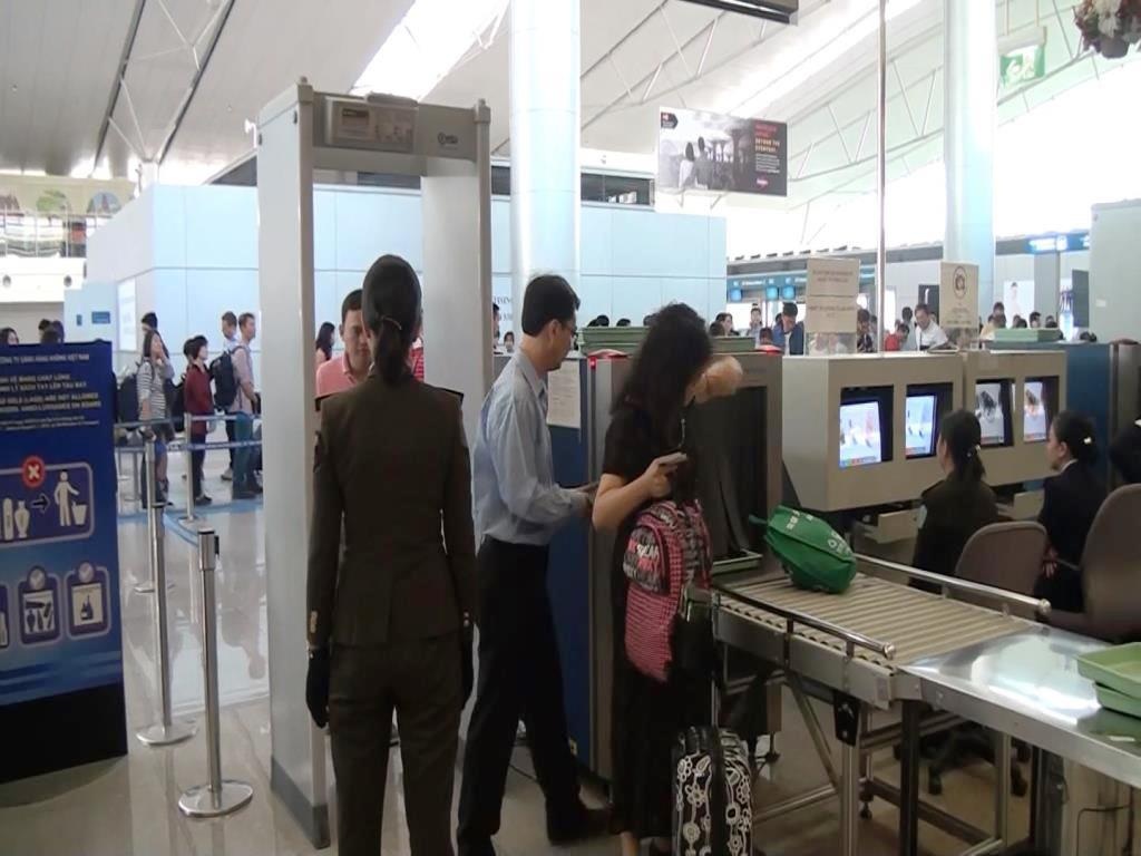Triển khai thực hiện soi chiếu chung tại sân bay Tân Sơn Nhất - 2 Với sự cải cách này, hành khách xuất nhập cảnh chỉ phải đi qua một cửa soi chiếu duy nhất thay vì hai cửa soi chiếu như trước đây