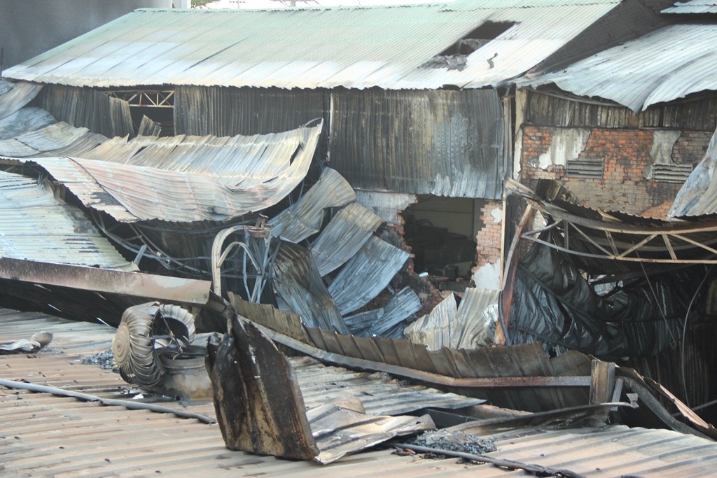 Toàn bộ phần mái nhà xưởng đổ sập