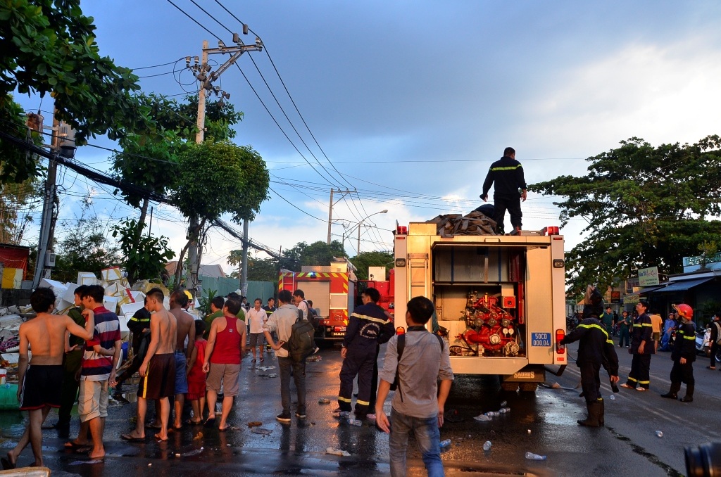 Lực lượng chữa cháy chuyên nghiệp đến hiện trường
