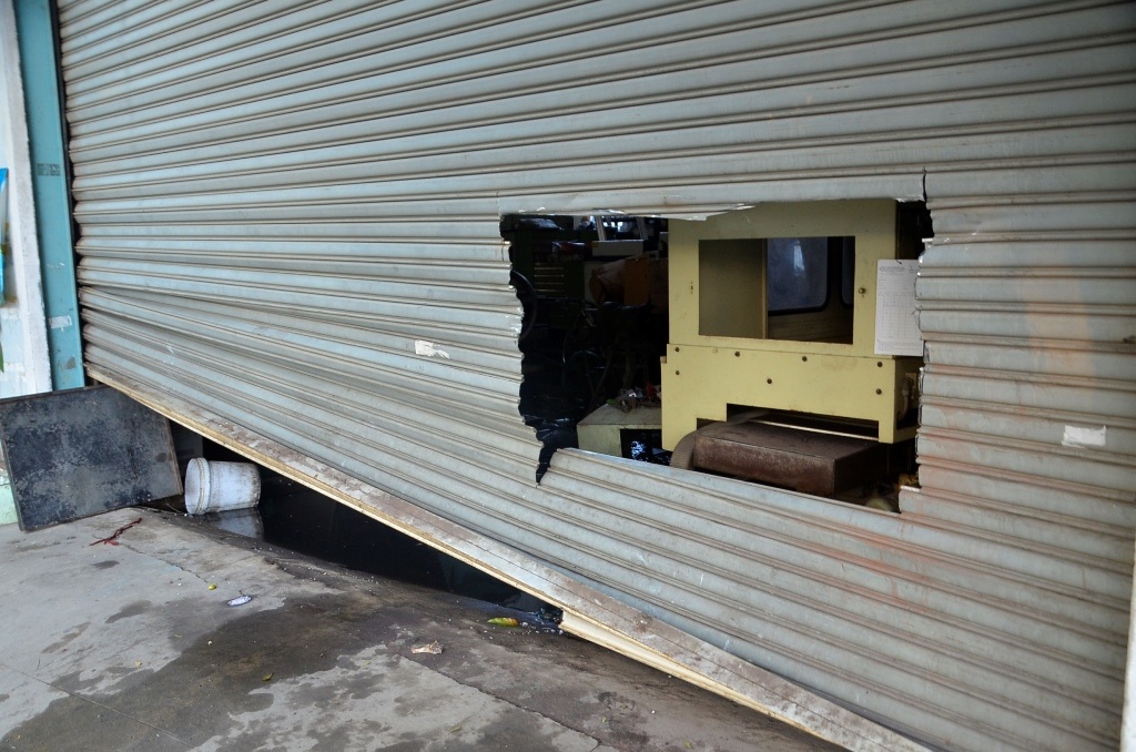 Lực lượng chức năng phải phá cửa sắt của nhà dân xung quanh để dập lửa