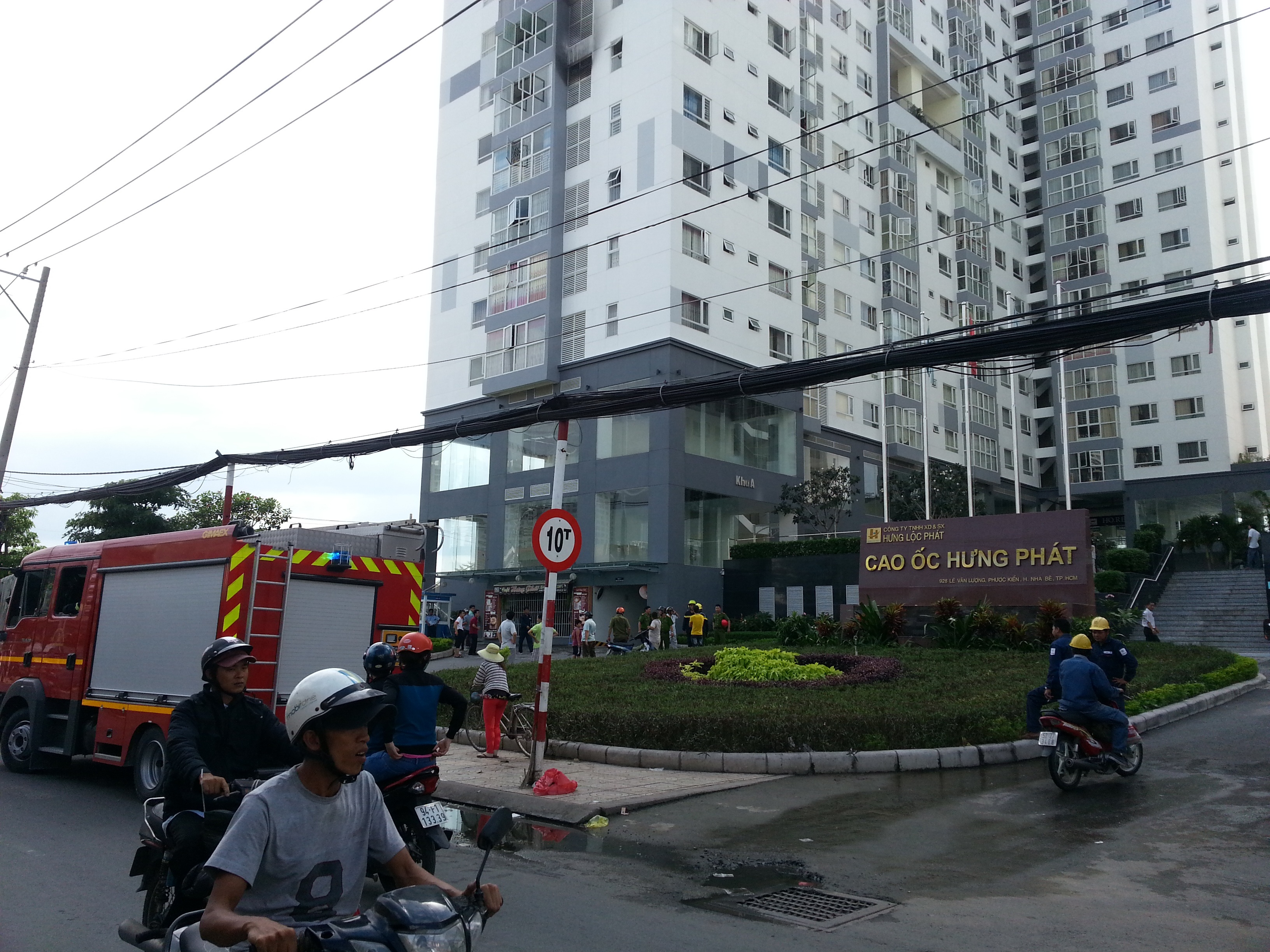 Cháy chung cư Hưng Phát, cư dân hốt hoảng tháo chạy - 2 Lực lượng chữa cháy chuyên nghiệp có mặt tại hiện trường