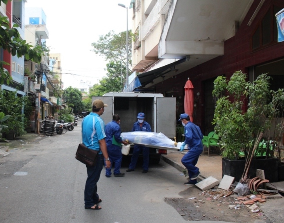 Thi thể nạn nhân được chuyển đi