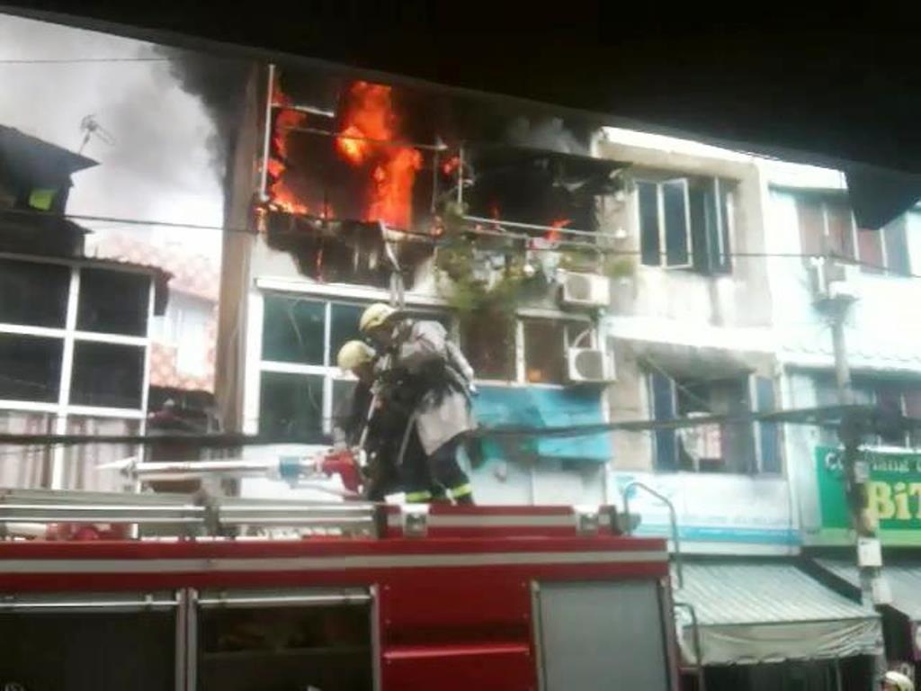 Biển lửa bao trùm căn nhà 2 tầng, người dân nhốn nháo tháo chạy - 1 Khói lửa bao trùm căn nhà 2 tầng