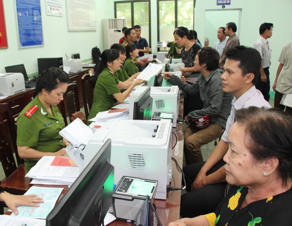 Người dân ùn ùn đi đổi chứng minh nhân dân 12 số