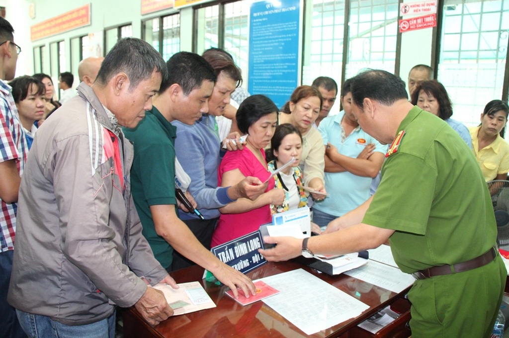 Người dân xếp hàng nộp sổ hộ khẩu
