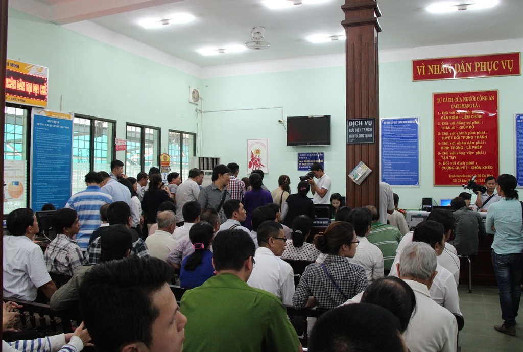 Phòng chờ chật kín người