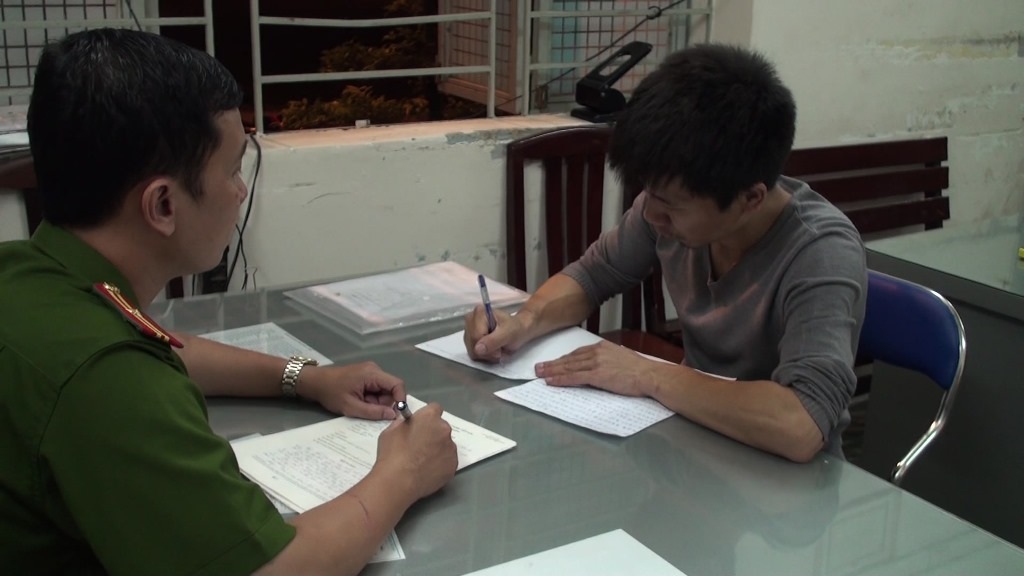 Đối tượng chủ chốt trong đường dây giả công an lừa đảo bị bắt - 1 Đối tượng Xue Wen tại cơ quan công an