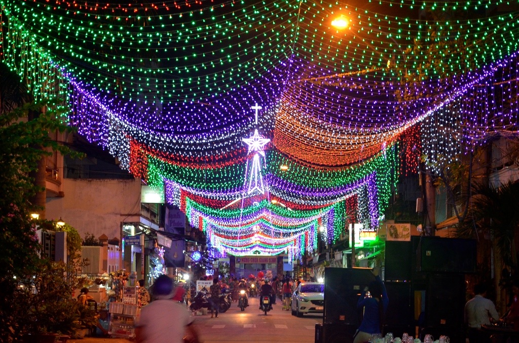 Lối dẫn vào Nhà thờ được trang trí đèn rực rỡ