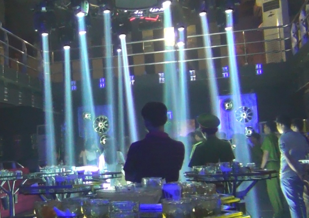 Cảnh sát kiểm tra bên trong quán bar 396