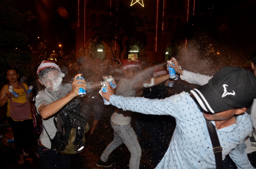 Màn đấu tuyết giữa các chàng trai