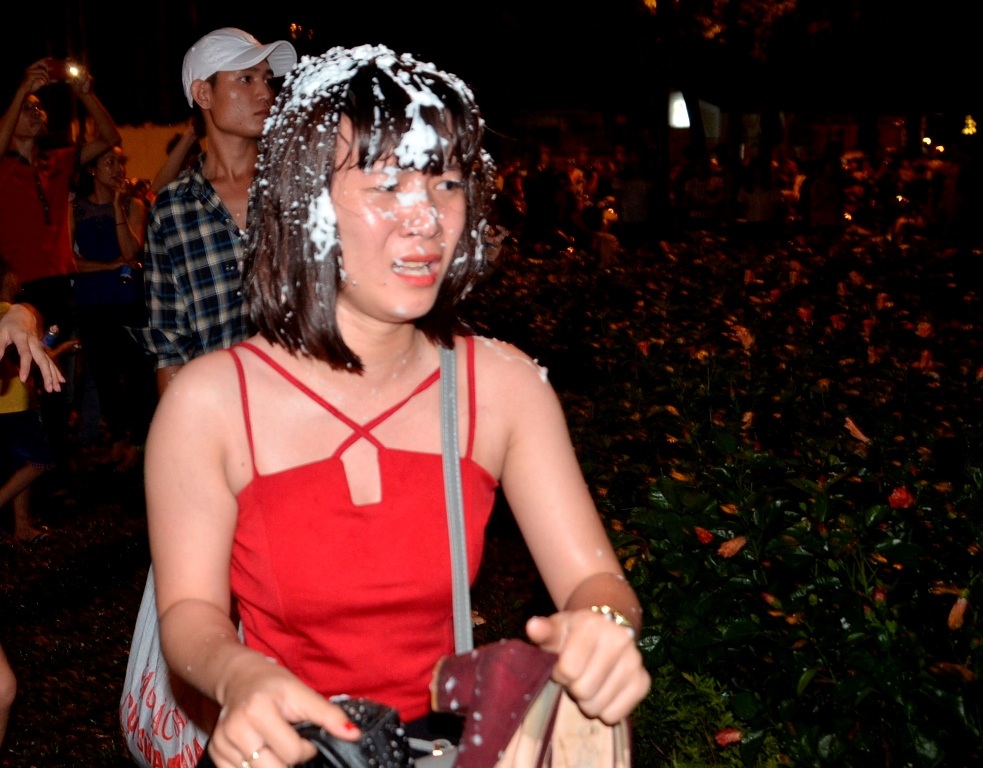 Tuy nhiên một số cô gái khác lại phản ứng và khóc thét khi bị xịt tuyết bất ngờ