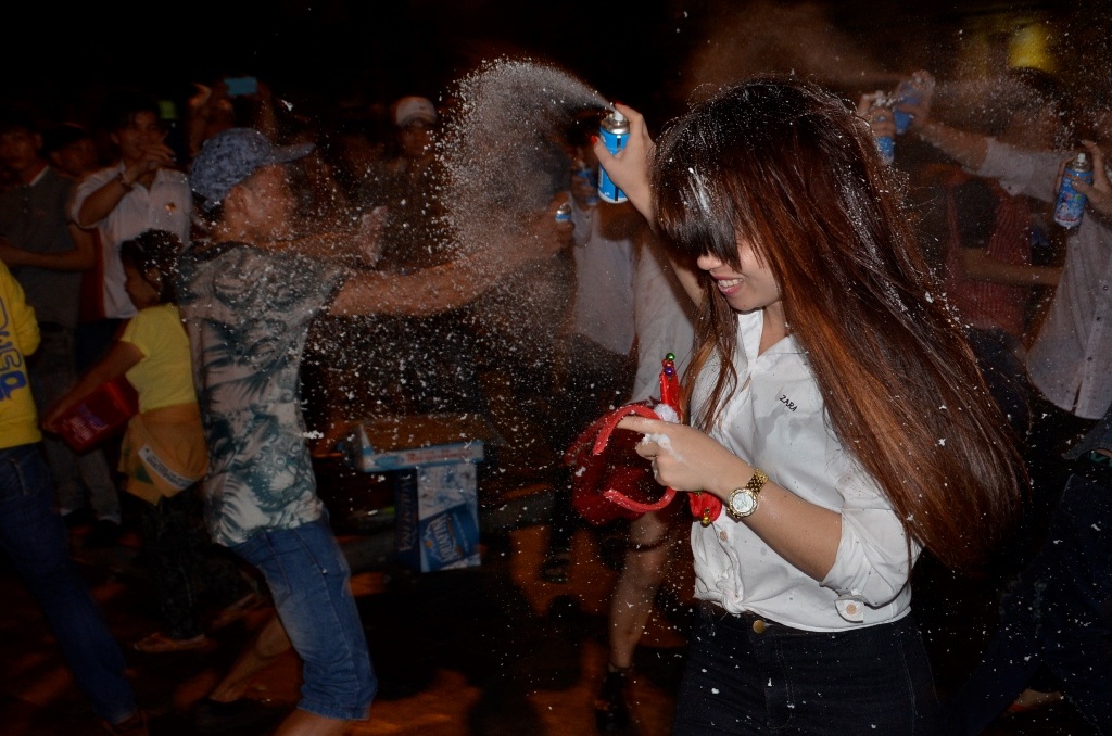 Các cô gái cũng tham gia trò chơi này