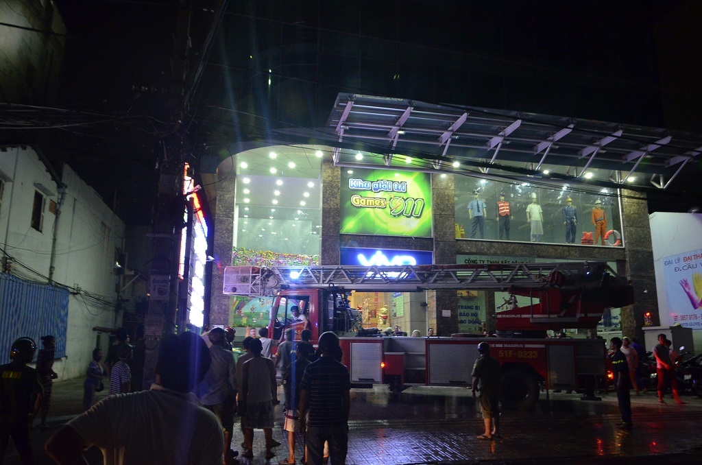 Lực lượng chức năng triển khai đội hình xe thang để cứu người