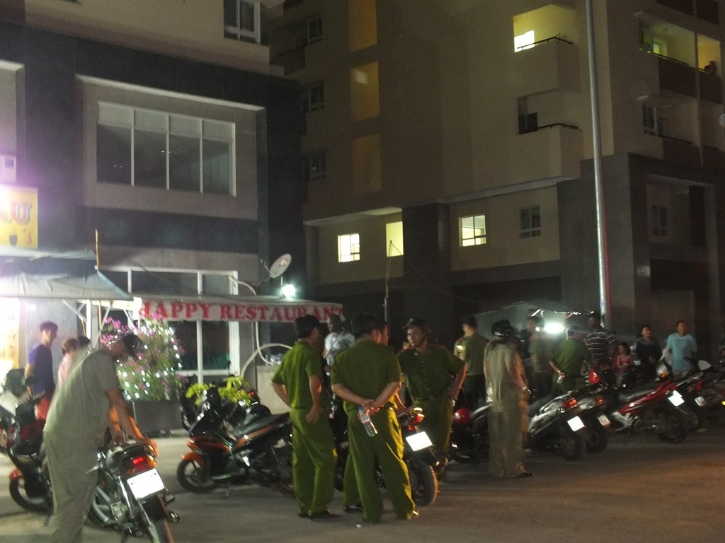 Người Sài Gòn bức xúc việc người nước ngoài sống “chui”, loạn đả ở chung cư - 1 Công an kiểm tra giấy tờ của nhóm người gốc Phi tại chung cư Khang Gia đêm 28/12