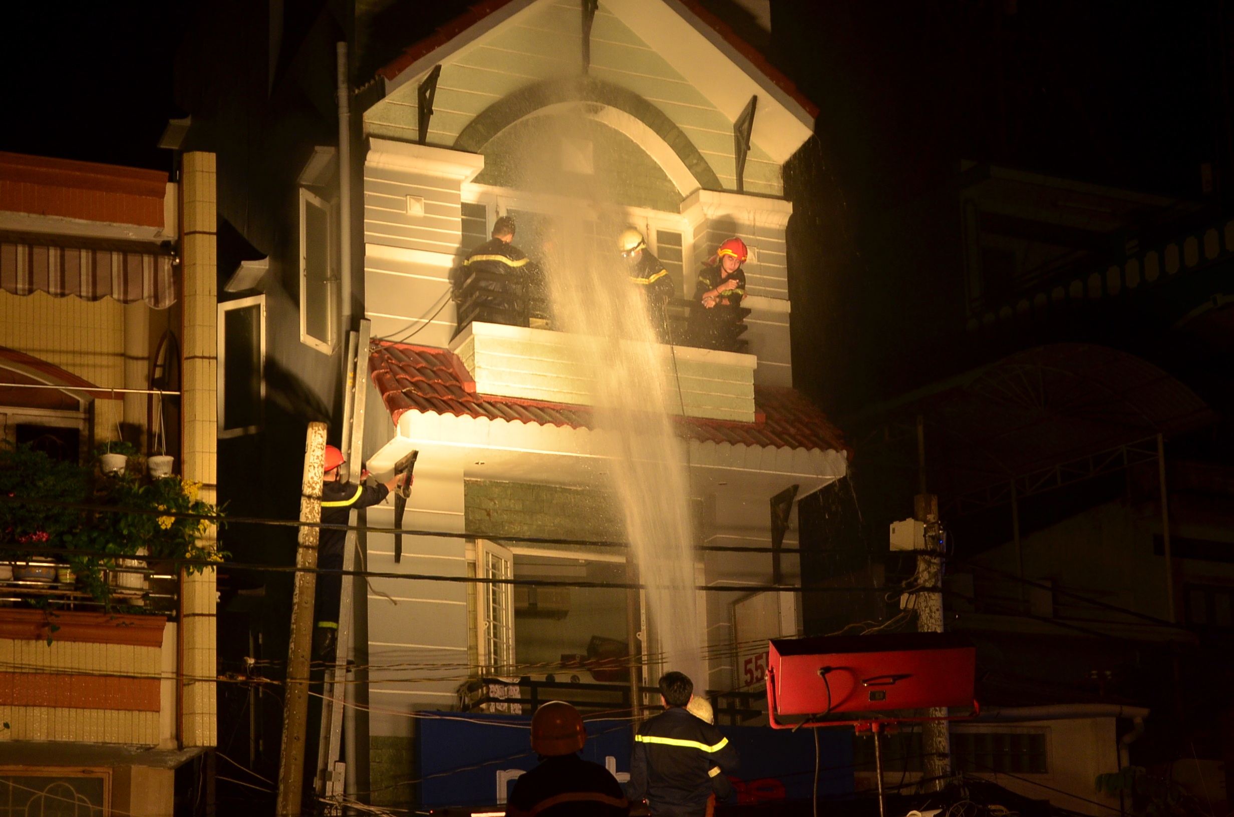 
Lính cứu hỏa nỗ lực dập tắt đám cháy
