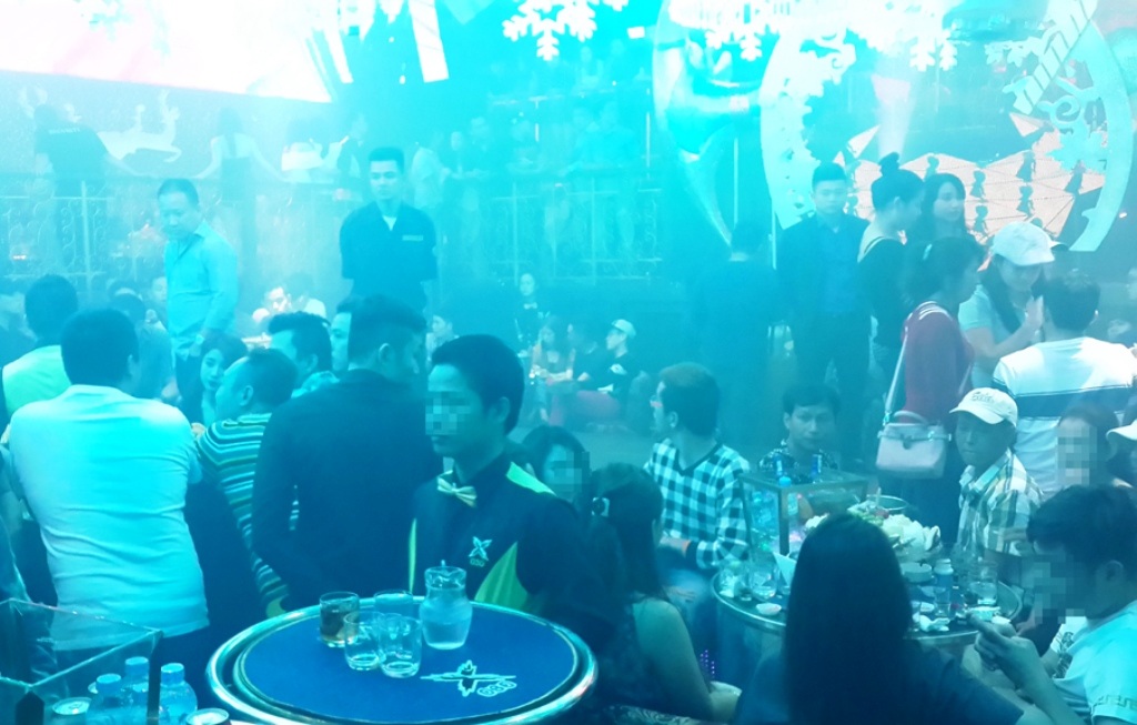"Nhan nhản" trường hợp dương tính với ma túy trong quán bar, nhà hàng - 1 Bên trong quán bar 030 lúc cảnh sát ập vào kiểm tra