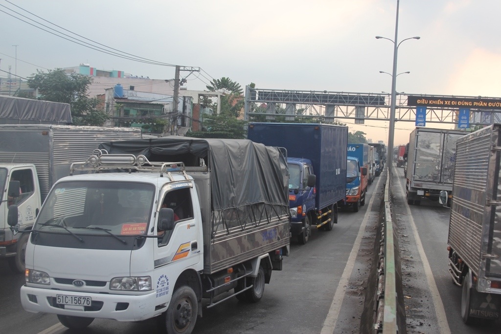 Các phương tiện xếp hàng dài trên quốc lộ