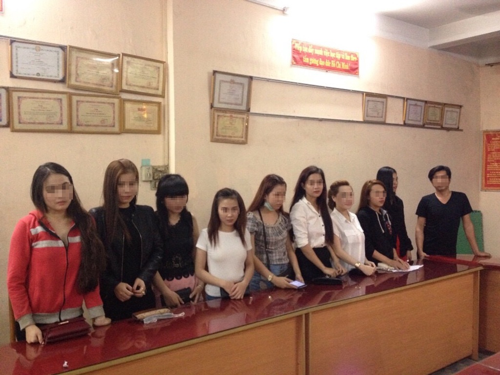 Kiểm tra nhà hàng, phát hiện gần chục “chân dài” dương tính với ma túy - 1 10 nhân viên của nhà hàng Quỳnh Hương dương tính với ma túy