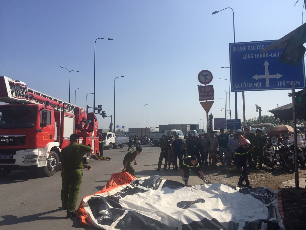 
Lực lượng chức năng triển khai xe thang và nệm hơi để giải cứu thanh niên trên trụ điện.
