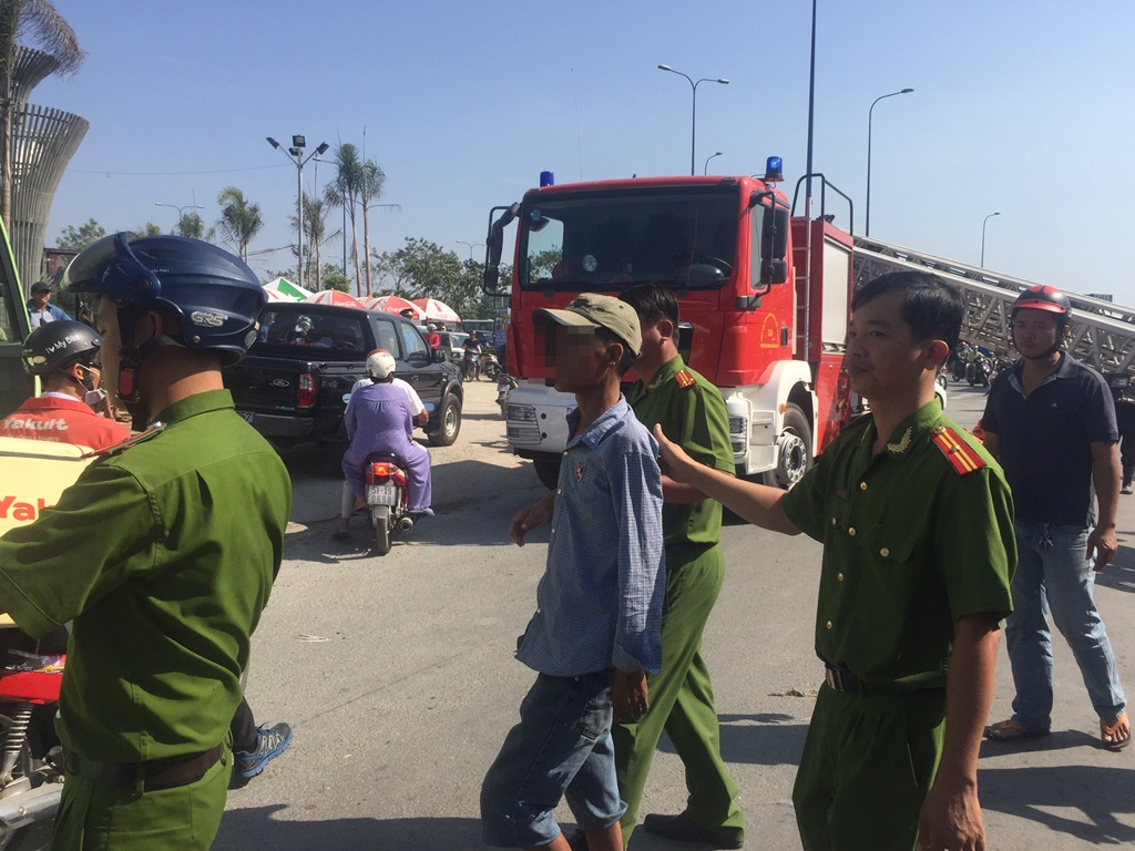 Điều xe thang giải cứu thanh niên cố thủ trên cột điện - 6 Thanh niên được giải cứu thành công và đưa về trụ sở công an