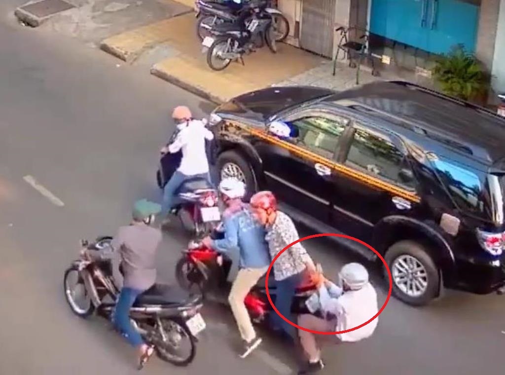 Dàn cảnh cướp cọc tiền 40 triệu đồng của giám đốc ở Sài Gòn - 2 Băng nhóm dàn cảnh trộm cọc tiền của anh Hải trên đường Bàn Cờ bị camera ghi lại