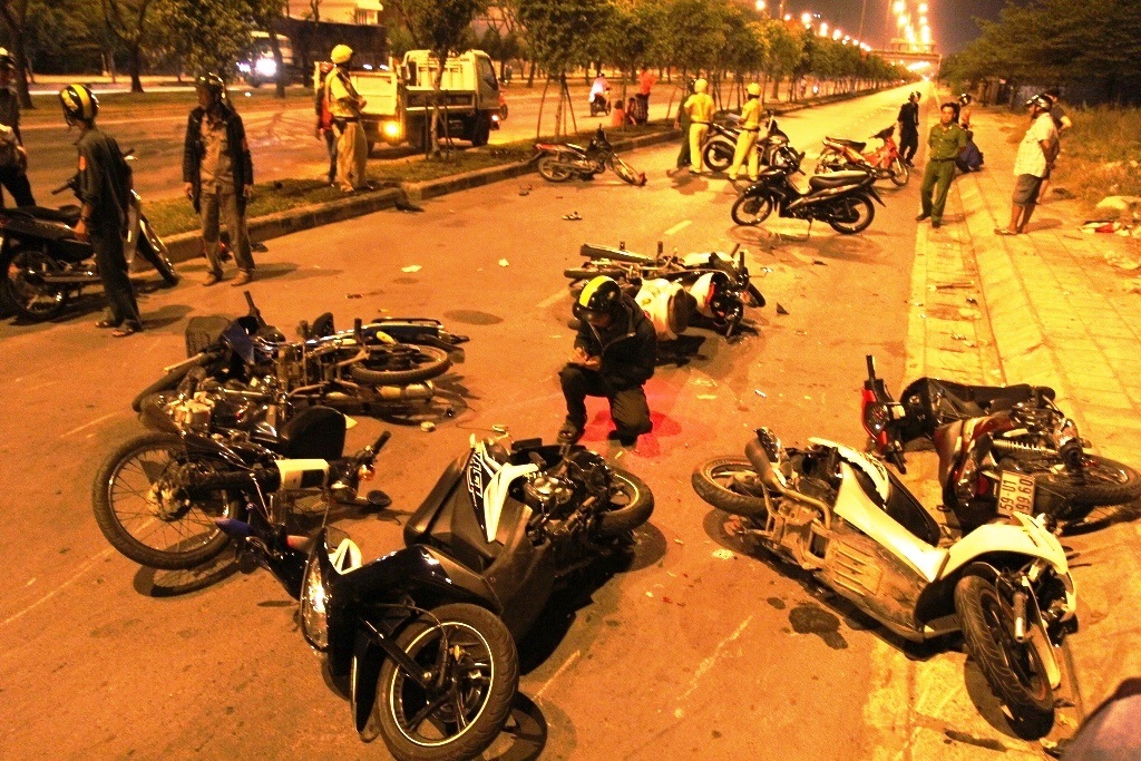 Xe máy của các quái xế té ngã la liệt trên đường