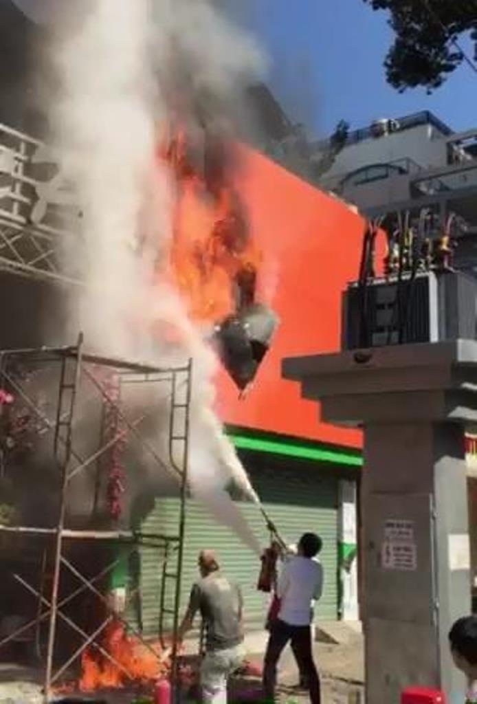 Cháy bảng hiệu quán cà phê, hàng chục khách hốt hoảng tháo chạy - 2 2-1454215369435