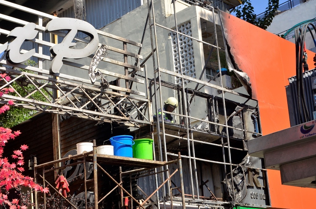Giàn giáo nơi công nhân hàn để trang trí gây cháy