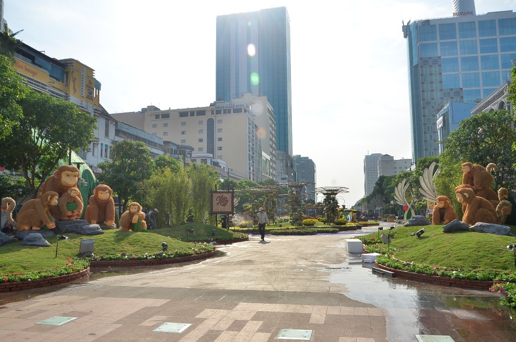 Lối chính dẫn vào đường hoa với 2 gia đình khỉ ở 2 bên là linh vật của Tết Bính Thân năm nay