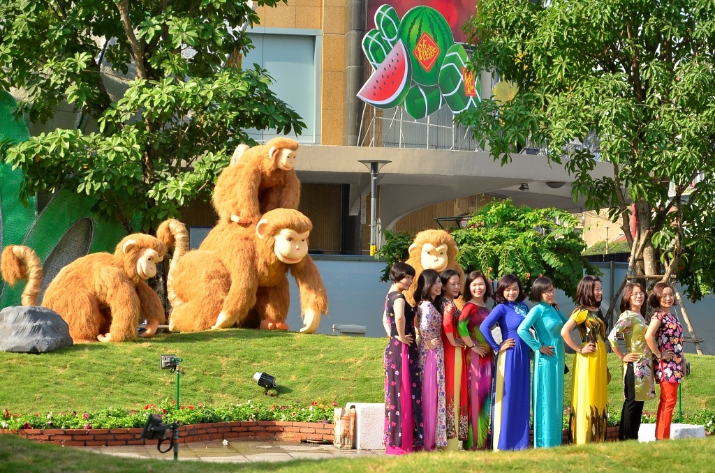 Những thiếu nữ thướt tha với tà áo dài đến chụp ảnh trên đường hoa Nguyễn Huệ