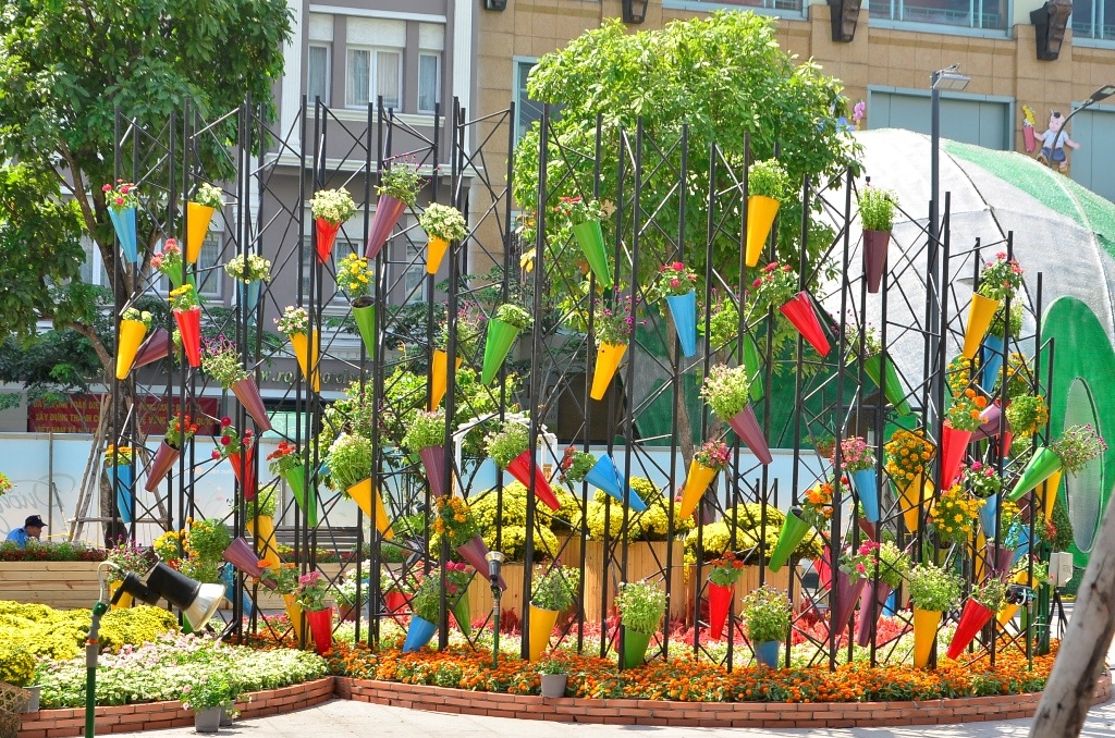 Những đồ vật tái chế được thể hiện trên đường hoa